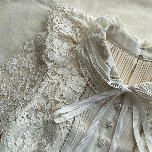 Beyaz Kristal Kemerli Pileli Tasarım Elbise